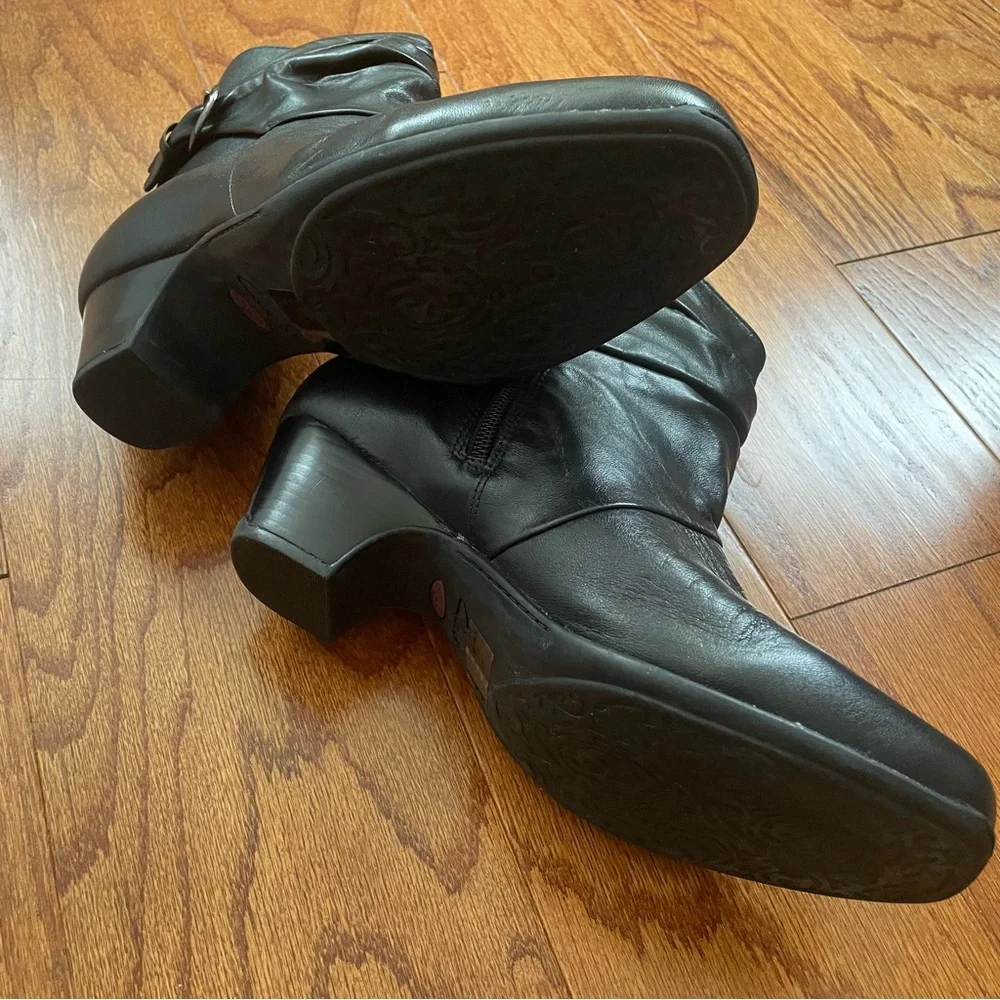 Clark woman 9 1/2 extra white woman boots